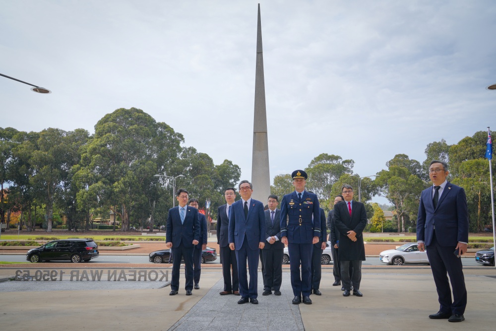 Minister of Foreign Affairs Lays Wreath at Australian National Korean War Memorial and at Tomb of Unknown Australian Soldier on April 29